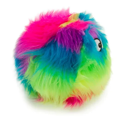 Balle en peluche à poils longs multicolore avec yeux brodés visibles, sans marque apparente.