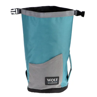 Wolf Wilderness Futtertasche aus blauem Stoff mit grauer Fronttasche und Clipverschluss.