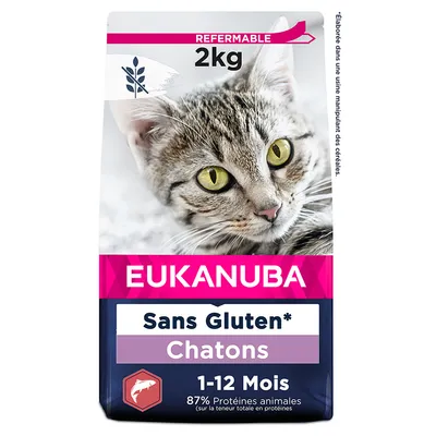 Sachet Eukanuba 2 kg pour chatons, refermable, sans gluten*, 1–12 mois, 87 % protéines animales. Texte visible : élaborée dans une usine manipulant des céréales. Sachet Eukanuba 2 kg pour chatons, refermable, sans gluten*, 1–12 mois, 87 % protéines animales. Texte visible : élaborée dans une usine manipulant des céréales.