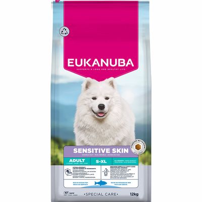 Eukanuba Sensitive Skin Adult S-XL, rig på havfisk, hypoallergene ingredienser, 12 kg taske, til sensitiv hud. Premium Nutrition-mærke synligt.