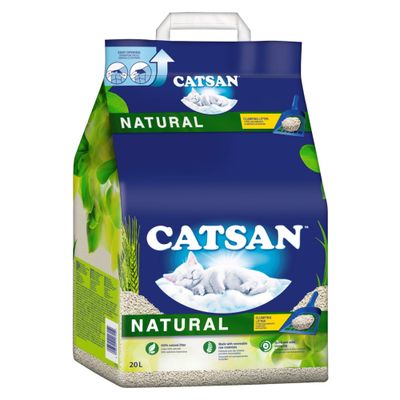 Klumpende Katzenstreu auf einer blauen Schaufel, Text: Natural.