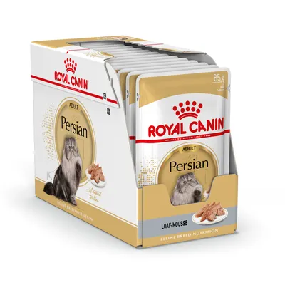 Опаковка с паучове Royal Canin Adult Persian Loaf-Mousse 85 г, изображение на персийска котка и порция храна върху опаковката. Видими са няколко индивидуални пауча.