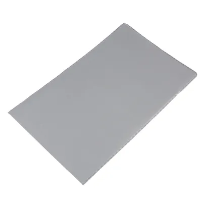 Γκρι ορθογώνιο χαλάκι, επίπεδο και χωρίς ορατά σχέδια ή κείμενο. Γκρι ορθογώνιο χαλάκι, επίπεδο και χωρίς ορατά σχέδια ή κείμενο.