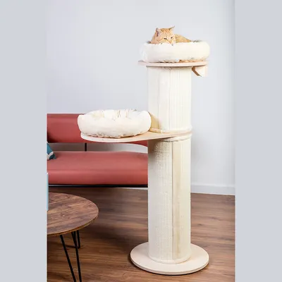 Krabpaal met twee ligvlakken, zachte kussens en sisal palen. Een oranje kat ligt op het bovenste ligvlak.
