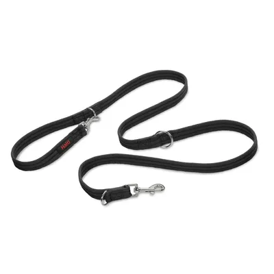 Sort hundesnor med to metal karabinhager, to metalringe og synlig rød tekst: Halti. Snoren er lavet af stofmateriale.