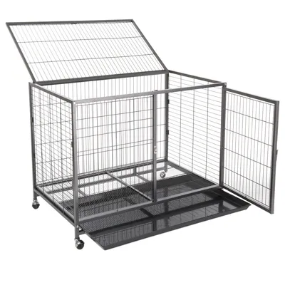 Cușcă metalică cu pereți din grilaj, acoperiș rabatabil, ușă și tavă din plastic detașabilă. Patru roți pentru mobilitate.