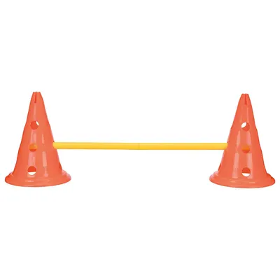 Deux cônes orange en plastique avec trous, reliés par une barre jaune horizontale. Ensemble d’obstacles visible, sans marque apparente.