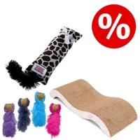 KONG Kickeroo Spielzeug mit Giraffenmuster, Kratzwelle aus Pappe und vier bunte Fellspielzeuge. Rotes Prozentzeichen für Rabattaktion sichtbar.