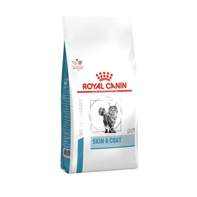 Balenie krmiva pre mačky Royal Canin Veterinary Skin & Coat s obrázkom mačky a nápismi VETERINARY, SKIN & COAT, S/O INDEX na obale. Balenie krmiva pre mačky Royal Canin Veterinary Skin & Coat s obrázkom mačky a nápismi VETERINARY, SKIN & COAT, S/O INDEX na obale.