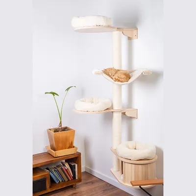 Kratzbaum aus Holz mit vier Ebenen, drei gepolsterten Liegeflächen und einer Hängematte. Eine Katze schläft auf der Hängematte. Modernes Design, geeignet für Innenräume.