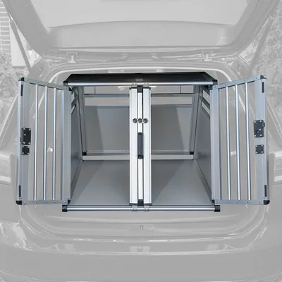 Dubbel transportbur i aluminium med två dörrar, lämplig för bagageutrymmet. Robust konstruktion med gallerdesign för ventilation.
