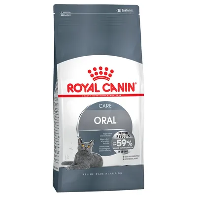 Royal Canin Care Oral kissanruoka, tukee hampaiden hoitoa, vähentää hammaskiven muodostumista jopa 59 % 28 päivässä. Pakkaus harmaalla kissalla ja tuotetiedot.