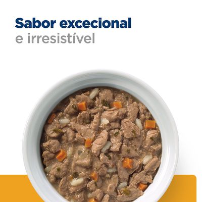 Sabor excecional e irresistível. Texto visível acima de uma taça branca com comida húmida para animais, pedaços de carne, arroz e cenoura.