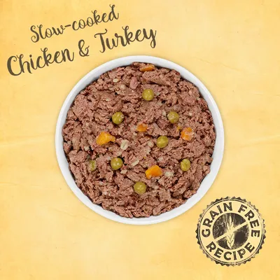 Slow-cooked Chicken & Turkey receptura, bez obilovin. Miska s kousky masa, hráškem a mrkví na žlutém pozadí.