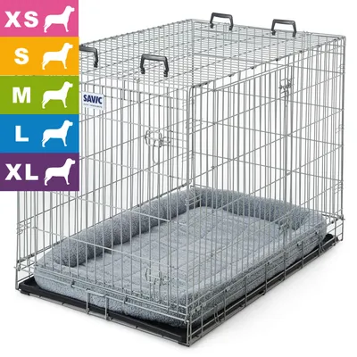 Cage en métal Savic avec coussin gris, poignées noires et tableau des tailles XS, S, M, L, XL pour chiens affiché à gauche de l’image.