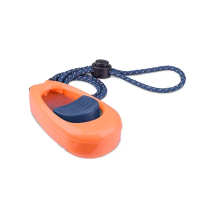 Orange klicker med mörkblå knapp och flätad handledsrem av blått rep.
