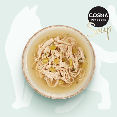 Cosma Soup med kycklingstrimlor och grönsaker i buljong, serverad i en skål. Varumärket Cosma Pure Love synligt.