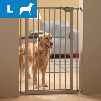 Barrière de sécurité en métal Savic pour chien, taille L visible, avec un grand chien derrière la barrière. Pictogramme bleu avec lettre L et silhouette de chien en haut à gauche.