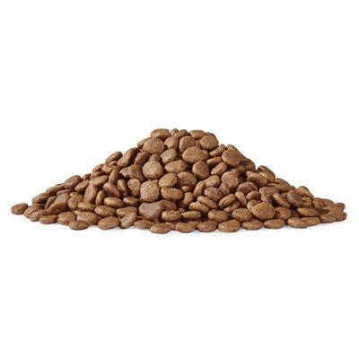 Кучка коричневых крокетов сухого корма, видимых без упаковки.