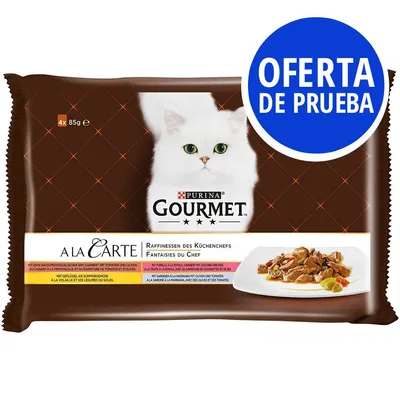 Purina Gourmet A la Carte, pack de 4x85g con imagen de gato blanco y plato de comida. Oferta de prueba visible en círculo azul. Purina Gourmet A la Carte, pack de 4x85g con imagen de gato blanco y plato de comida. Oferta de prueba visible en círculo azul.