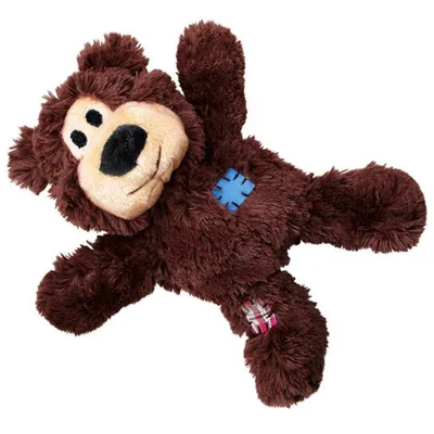 Giocattolo per animali a forma di orso marrone in peluche con toppe blu e scozzese visibili sul corpo e sulla zampa. Giocattolo per animali a forma di orso marrone in peluche con toppe blu e scozzese visibili sul corpo e sulla zampa.