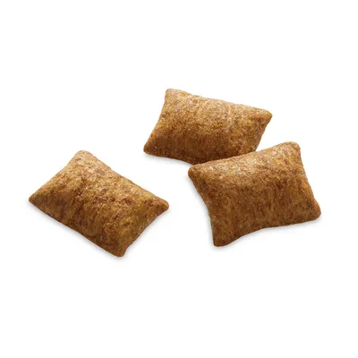 Trois friandises pour animaux en forme de coussin, aspect croustillant, sans marque visible ni texte.