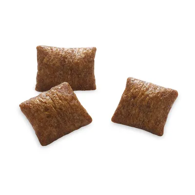 Tre snack marroni a forma di cuscino con superficie liscia e trama visibile.
