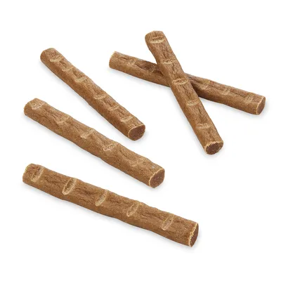 Fem bruna snacksticks med räfflad yta, lämpliga som godis eller belöning för husdjur.