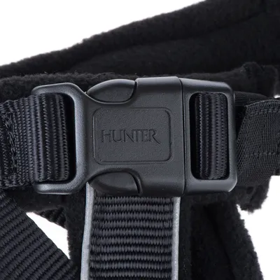 Fekete műanyag zár, rajta 'Hunter' felirattal, fekete hevederen.