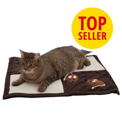 Kočka leží na hnědé a béžové podložce s motivem dvou myší. Žlutý kruh s červeným textem: TOP SELLER. Kočka leží na hnědé a béžové podložce s motivem dvou myší. Žlutý kruh s červeným textem: TOP SELLER.