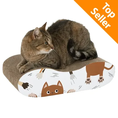 Gatto tigrato sdraiato su tiragraffi in cartone ondulato con disegni di gatti, angolo arancione con testo Top Seller. Gatto tigrato sdraiato su tiragraffi in cartone ondulato con disegni di gatti, angolo arancione con testo Top Seller.