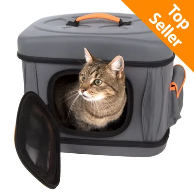 Trasportino grigio con manico arancione, apertura frontale a rete e gatto all'interno. In alto a destra testo: Top Seller.