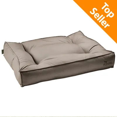 Cuscino rettangolare beige per animali, tessuto visibile, marchio HUNTER stampato su un lato. Angolo arancione in alto a destra con testo: Top Seller.
