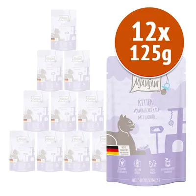 Mjamjam Kitten Vorzügliches Kalb mit Lachsöl, confezione da 12 buste da 125 g. Testo visibile: Beste Qualität, Getreidefrei, Monoprotein, Alleinfuttermittel, bandiera tedesca. Mjamjam Kitten Vorzügliches Kalb mit Lachsöl, confezione da 12 buste da 125 g. Testo visibile: Beste Qualität, Getreidefrei, Monoprotein, Alleinfuttermittel, bandiera tedesca.
