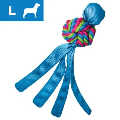 Sininen, vihreä ja pinkki koiran lelu, jossa solmupallo ja neljä kangassuikaletta. Vasemmassa yläkulmassa valkoinen L-kirjain ja koiran siluetti sinisellä pohjalla. Sininen, vihreä ja pinkki koiran lelu, jossa solmupallo ja neljä kangassuikaletta. Vasemmassa yläkulmassa valkoinen L-kirjain ja koiran siluetti sinisellä pohjalla.