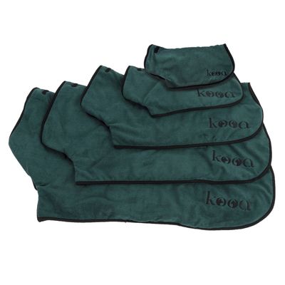 kooa. Donkergroene handdoeken in verschillende maten met zwarte rand, geschikt voor huisdierverzorging.