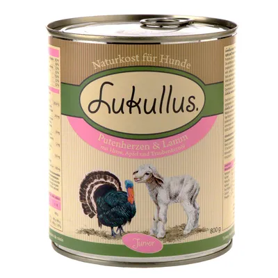 Lata de comida para perros Lukullus Junior, 800 g. Texto visible: Naturkost für Hunde, Putenherzen & Lamm mit Hirse, Apfel und Traubenkernöl. Imagen de pavo y cordero en la etiqueta.