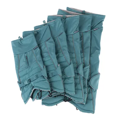 Cinq manteaux pour chien Windy Walks, bleu-vert, visibles en différentes tailles avec fermetures à boucle et cordons de serrage. Marque Windy Walks inscrite sur chaque manteau.