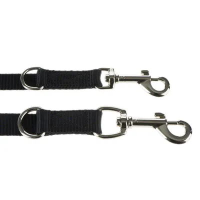 Schwarze Hundeleine mit zwei Metallkarabinern und D-Ringen, geeignet für doppelte Befestigung.