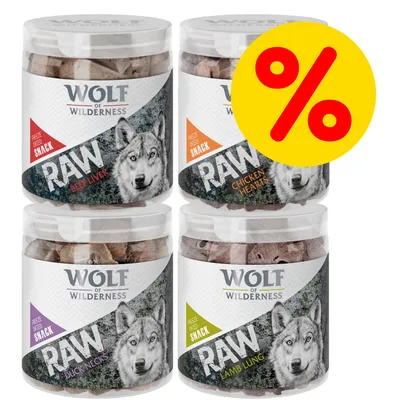 Cuatro botes de Wolf of Wilderness RAW: Beef Liver, Chicken Hearts, Duck Necks y Lamb Lung. Etiqueta de oferta con símbolo de porcentaje en amarillo y rojo.