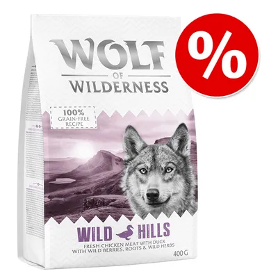 Συσκευασία Wolf of Wilderness Wild Hills 400g, 100% grain-free recipe, fresh chicken meat with duck, wild berries, roots & wild herbs. Ένδειξη προσφοράς με σύμβολο ποσοστού.
