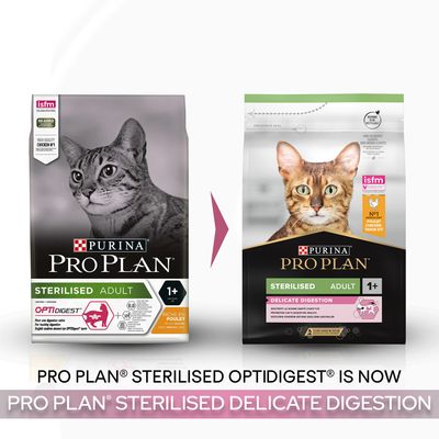Prikaz promjene pakiranja hrane za mačke: Purina Pro Plan Sterilised Adult 1+ Optidigest prelazi u Purina Pro Plan Sterilised Adult 1+ Delicate Digestion. Obje ambalaže s prikazom mačke.