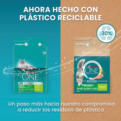 Purina ONE Indoor Formula para gatos, antes y después del cambio a envase con 30 % plástico reciclable. Texto: Ahora hecho con plástico reciclable. Un paso más hacia reducir residuos de plástico.