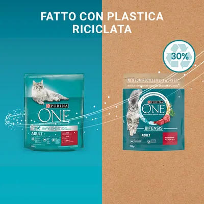 Due confezioni di Purina ONE Bifensis Adult per gatti, testo: 'Fatto con plastica riciclata', simbolo riciclo con '30%'. Una confezione mostra scritte in tedesco.