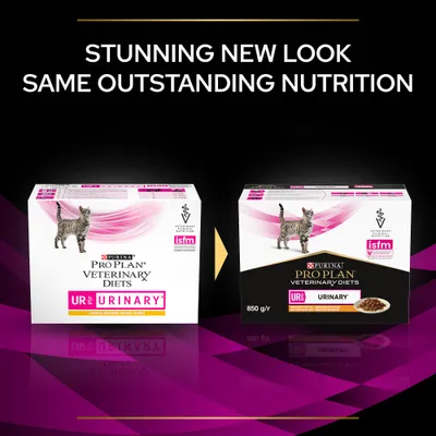 Δύο συσκευασίες Purina Pro Plan Veterinary Diets UR St/Ox Urinary για γάτες, παλιά και νέα εμφάνιση. Ορατό το λογότυπο isfm και η ένδειξη 850 g/r στη νέα συσκευασία.
