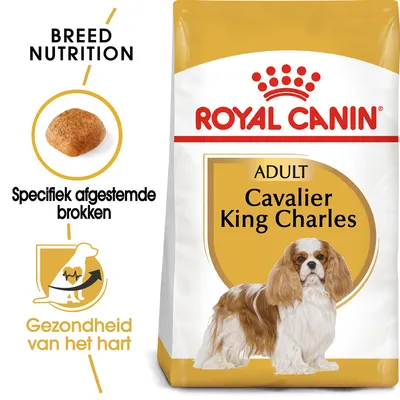 Royal Canin Adult Cavalier King Charles hondenvoer, tekst: Specifiek afgestemde brokken, Gezondheid van het hart, afbeelding van brok en hond op verpakking. Royal Canin Adult Cavalier King Charles hondenvoer, tekst: Specifiek afgestemde brokken, Gezondheid van het hart, afbeelding van brok en hond op verpakking.