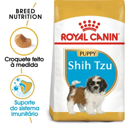 Embalagem de ração Royal Canin Puppy Shih Tzu com texto: 'Croquete feito à medida' e 'Suporte do sistema imunitário'. Imagem de um cachorro Shih Tzu na frente da embalagem.