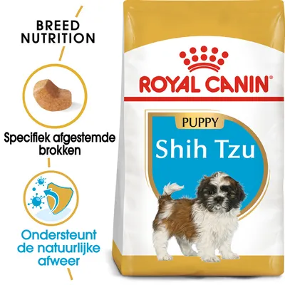 Royal Canin Puppy Shih Tzu hondenvoer, tekst: Specifiek afgestemde brokken, Ondersteunt de natuurlijke afweer. Afbeelding van een puppy en brokvorm zichtbaar op verpakking.