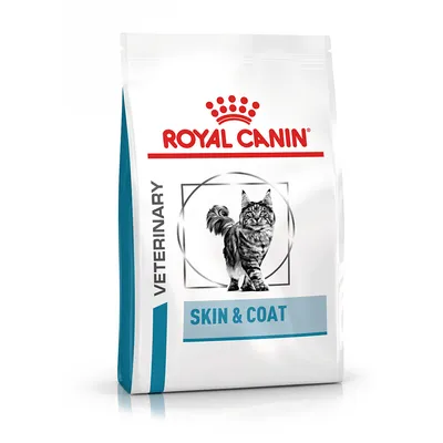 Royal Canin Veterinary Skin & Coat kattenvoer, afbeelding van een kat op de verpakking, tekst: VETERINARY en SKIN & COAT zichtbaar.