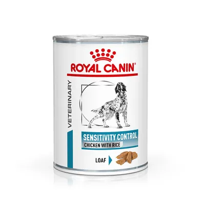 Lata de Royal Canin Veterinary Sensitivity Control Chicken with Rice Loaf, imagen de perro y trozos de comida en el envase. Texto visible en inglés.